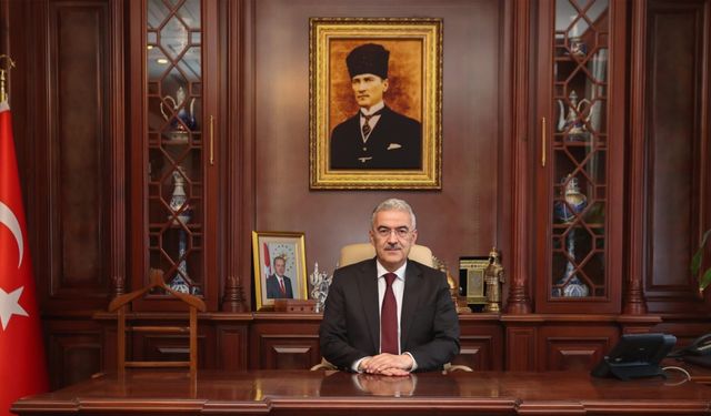 VALİ EROL AYYILDIZ'DAN 24 TEMMUZ'DA GAZETECİLERE ANLAMLI TEBRİK VE DESTEK