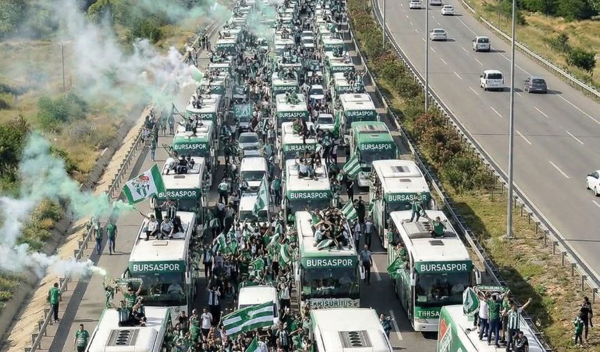 BURSASPOR TARAFTARIYLA TRİBÜNLERDE GÖVDE GÖSTERİSİ!