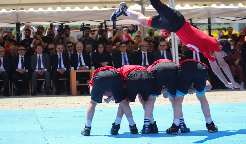 BURSA TEK YÜREK OLDU! VALİ EROL AYYILDIZ 19 MAYIS TÖRENLERİNE KATILDI